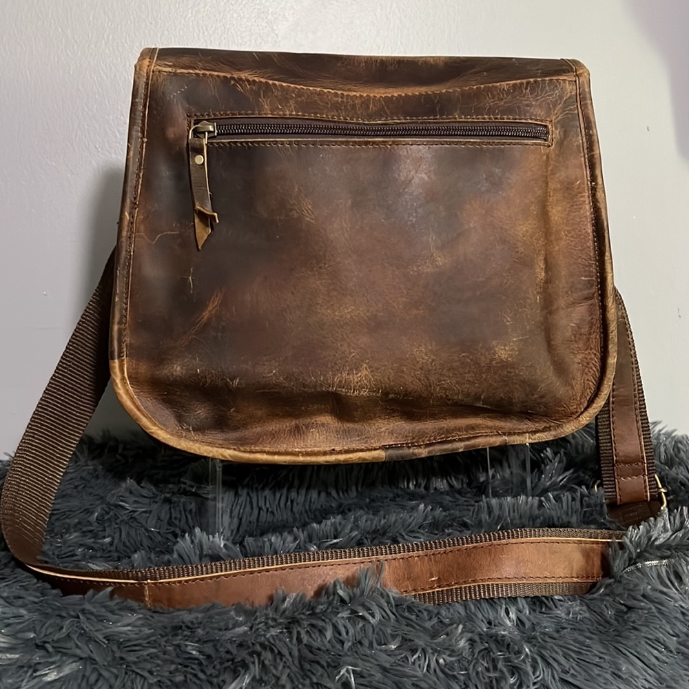 Larger sized crossbody leather bag - Picture 2 of 6